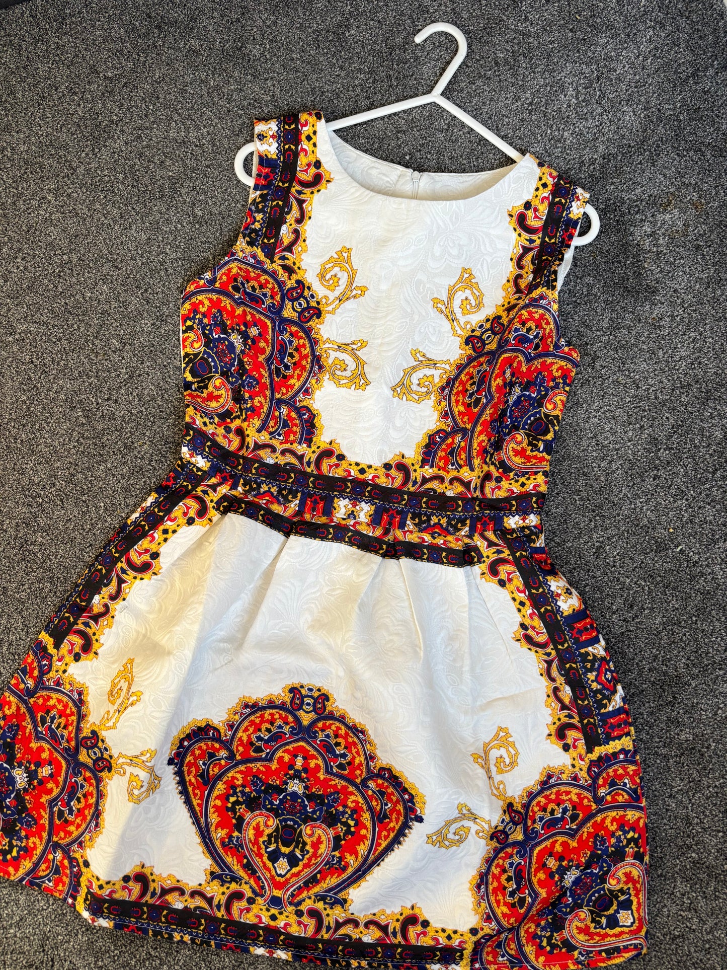 White mini dress with red patterns size XS -Rg