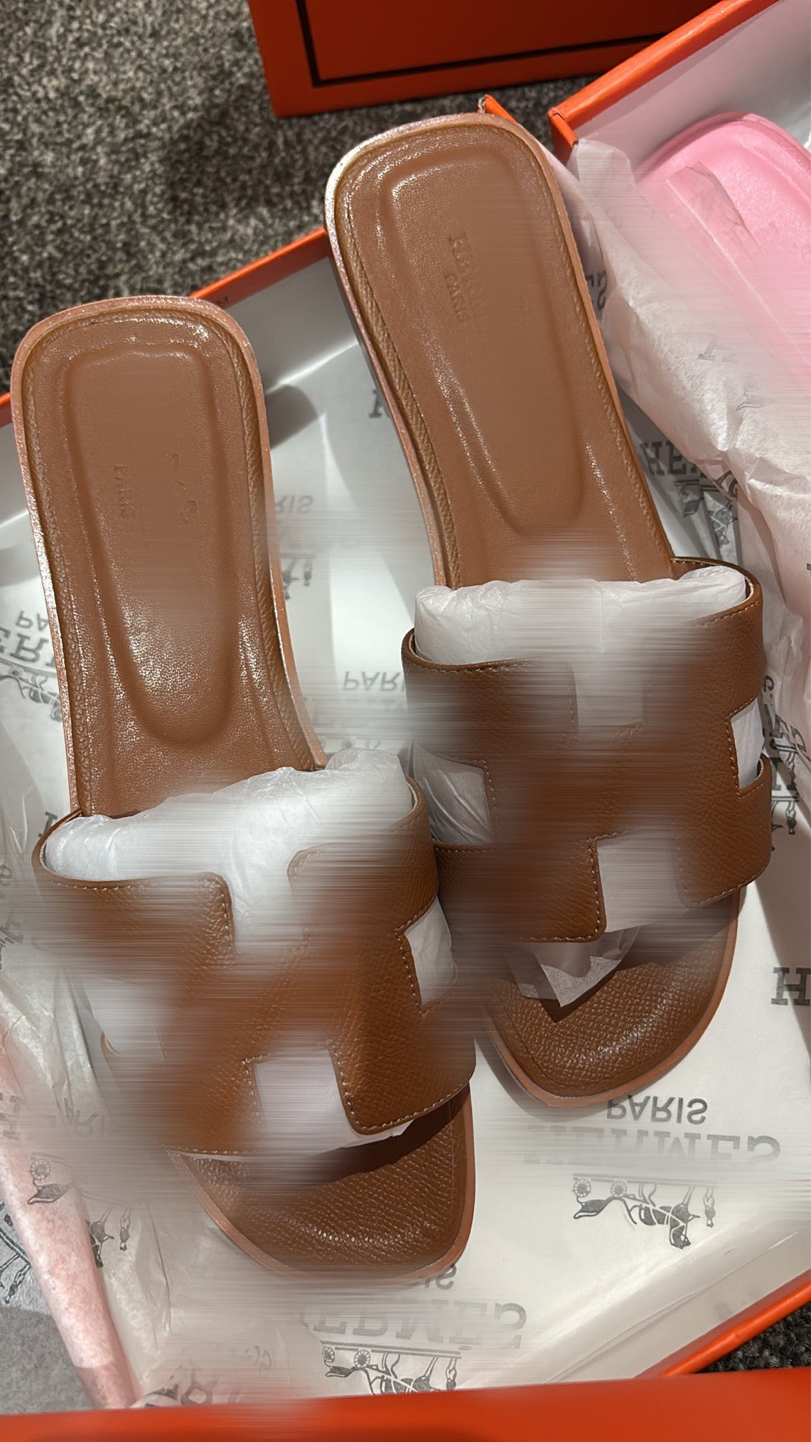 Brown Slidders size 5 comes with box Rg