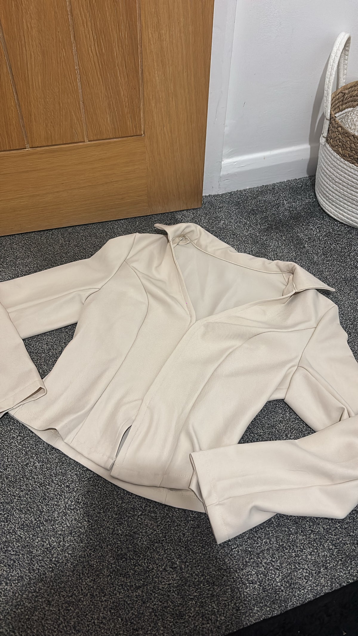 Beige long sleeve top v neck size small pre loved -Rg