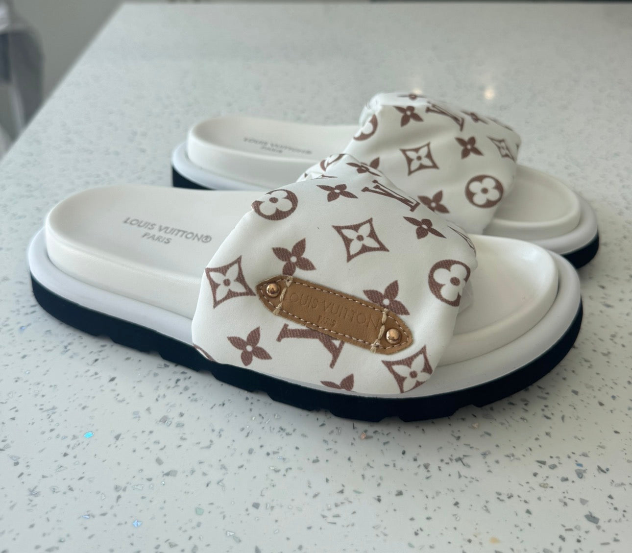 White and brown pillow sliders - AG