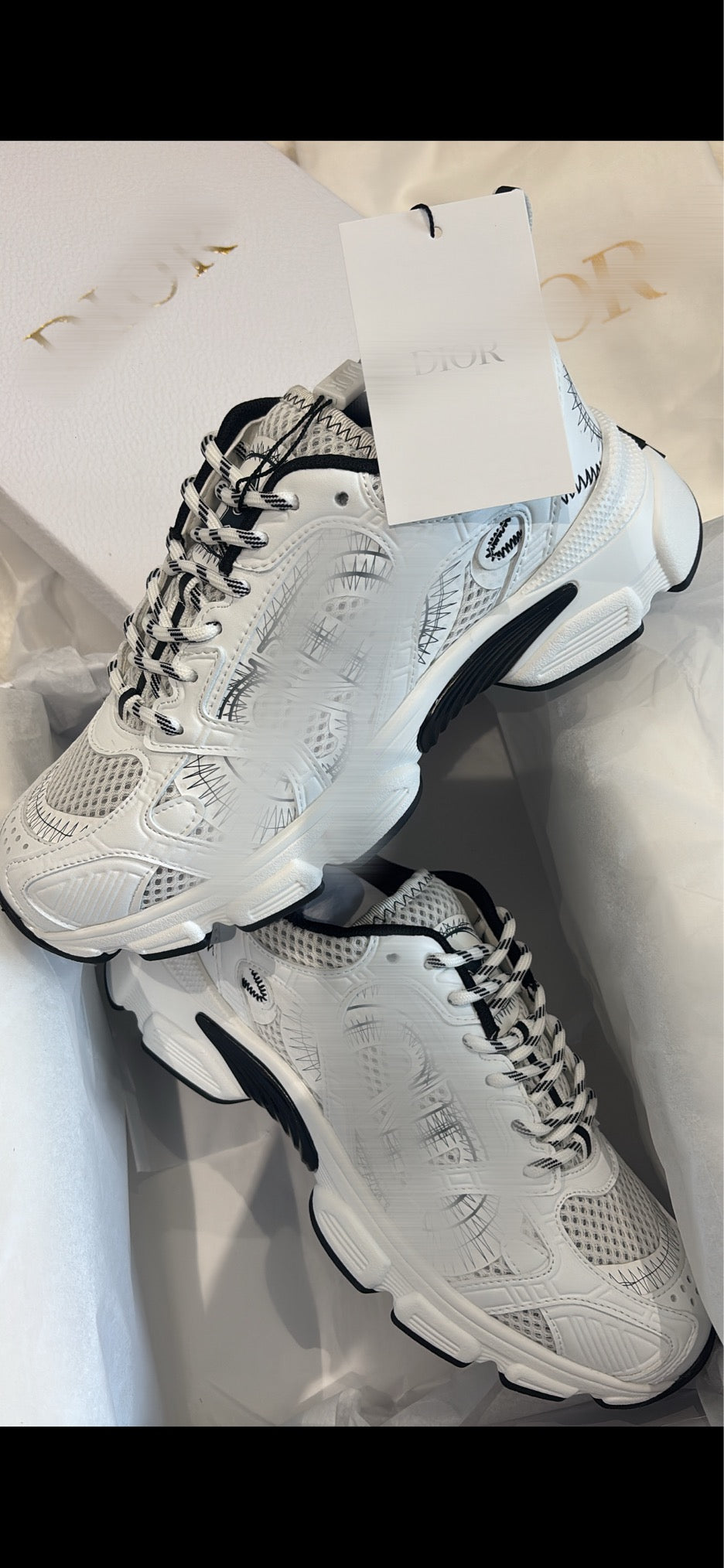 Black and white Trainers comes with box -Rg