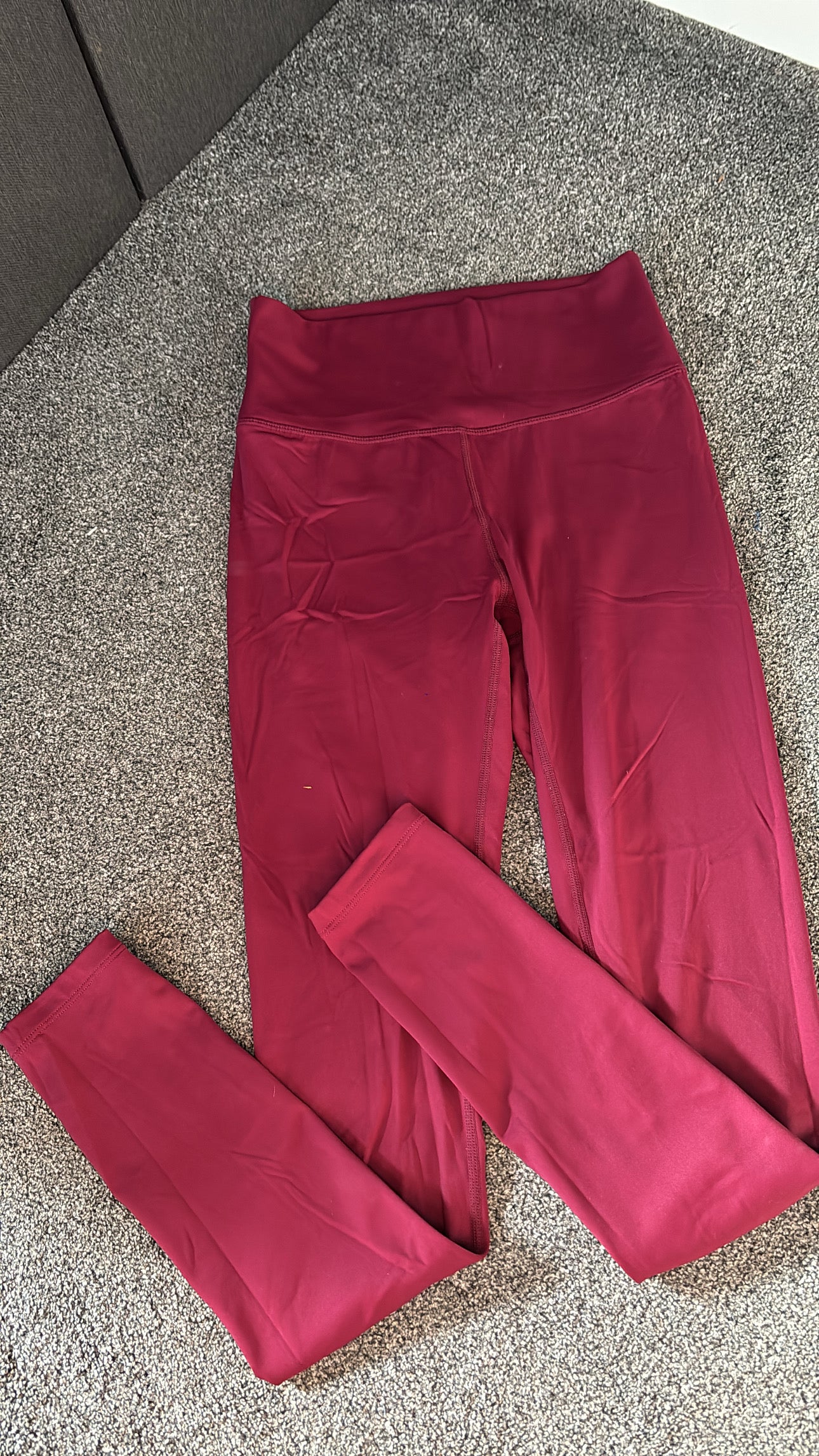 Burgundy leggings pre loved size small -Rg