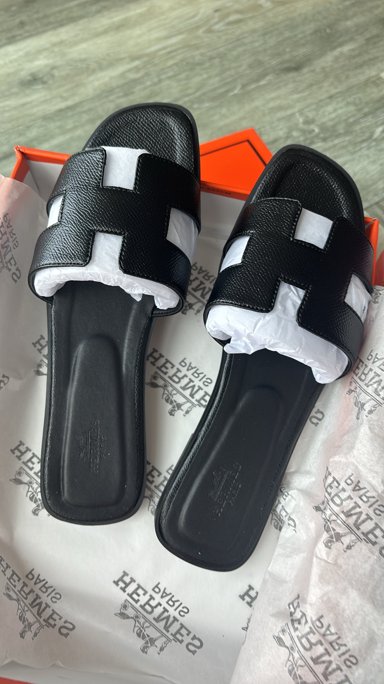 Black H Slidders size 5 comes with box -Rg