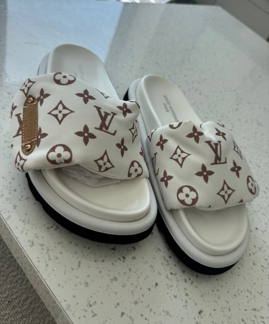 White and brown pillow sliders - AG