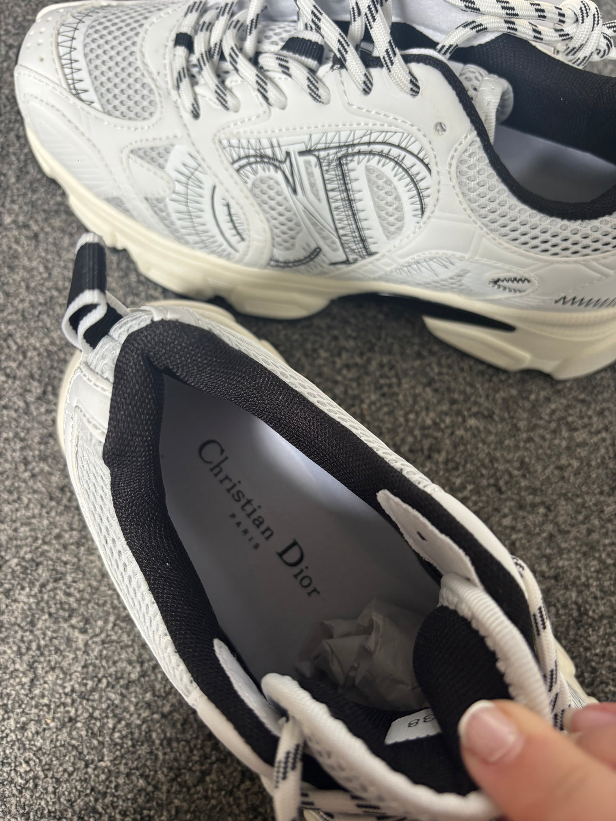 Black and white trainers size 5 comes with box -Rg