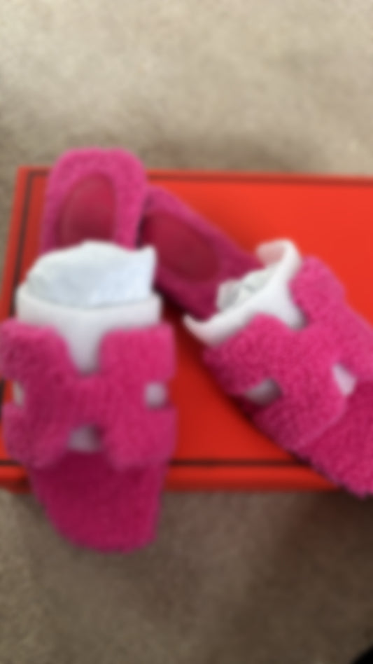 Hot pink fluffy sliders size 5