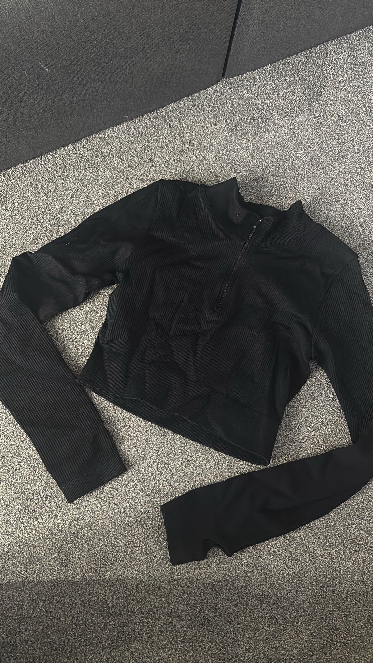 Black cropped quarter zip size small -Rg