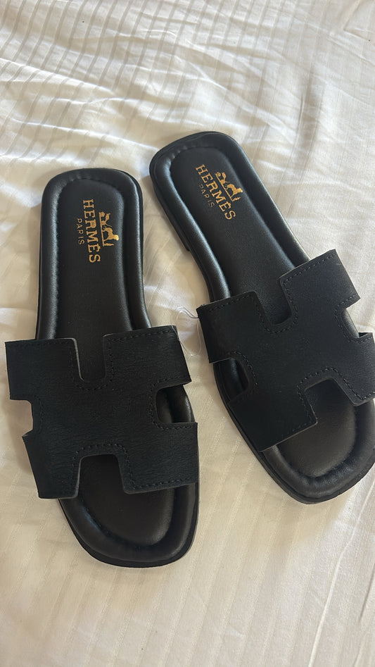 Black Slidders size 4 -Rg