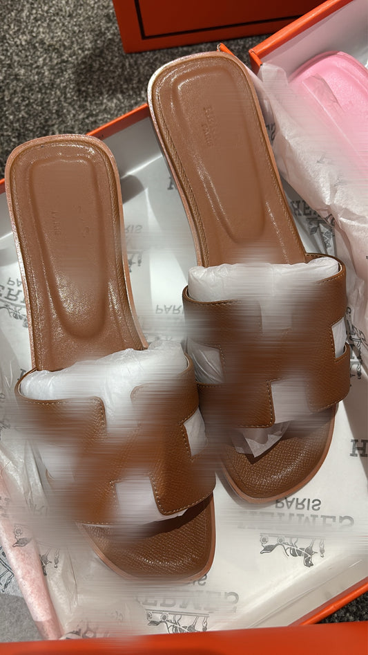 Brown Slidders size 5 comes with box Rg