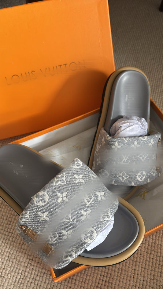 Grey denim pillow Slidders size 5 comes with box -Rg