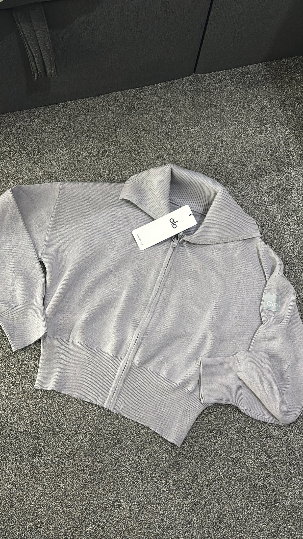 Grey zip up knitted jacket size small -Rg