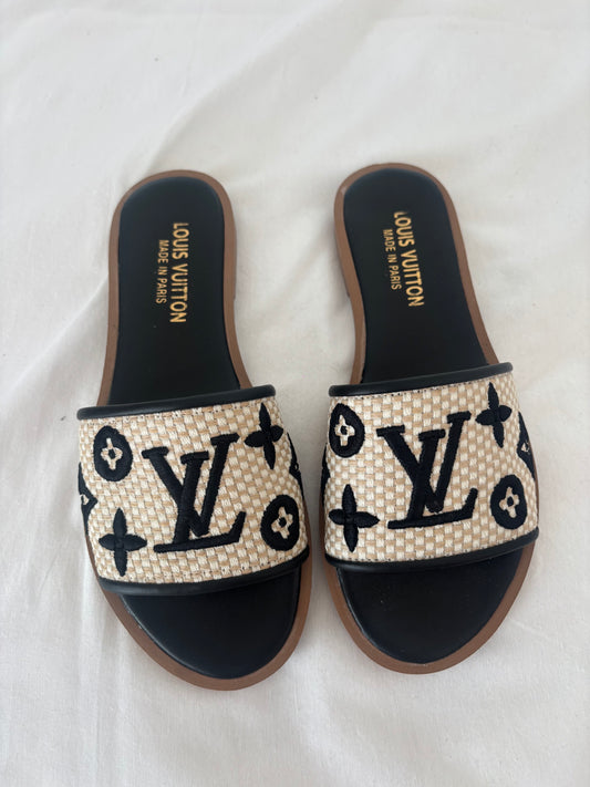 Black l Slidders size 5 -Rg