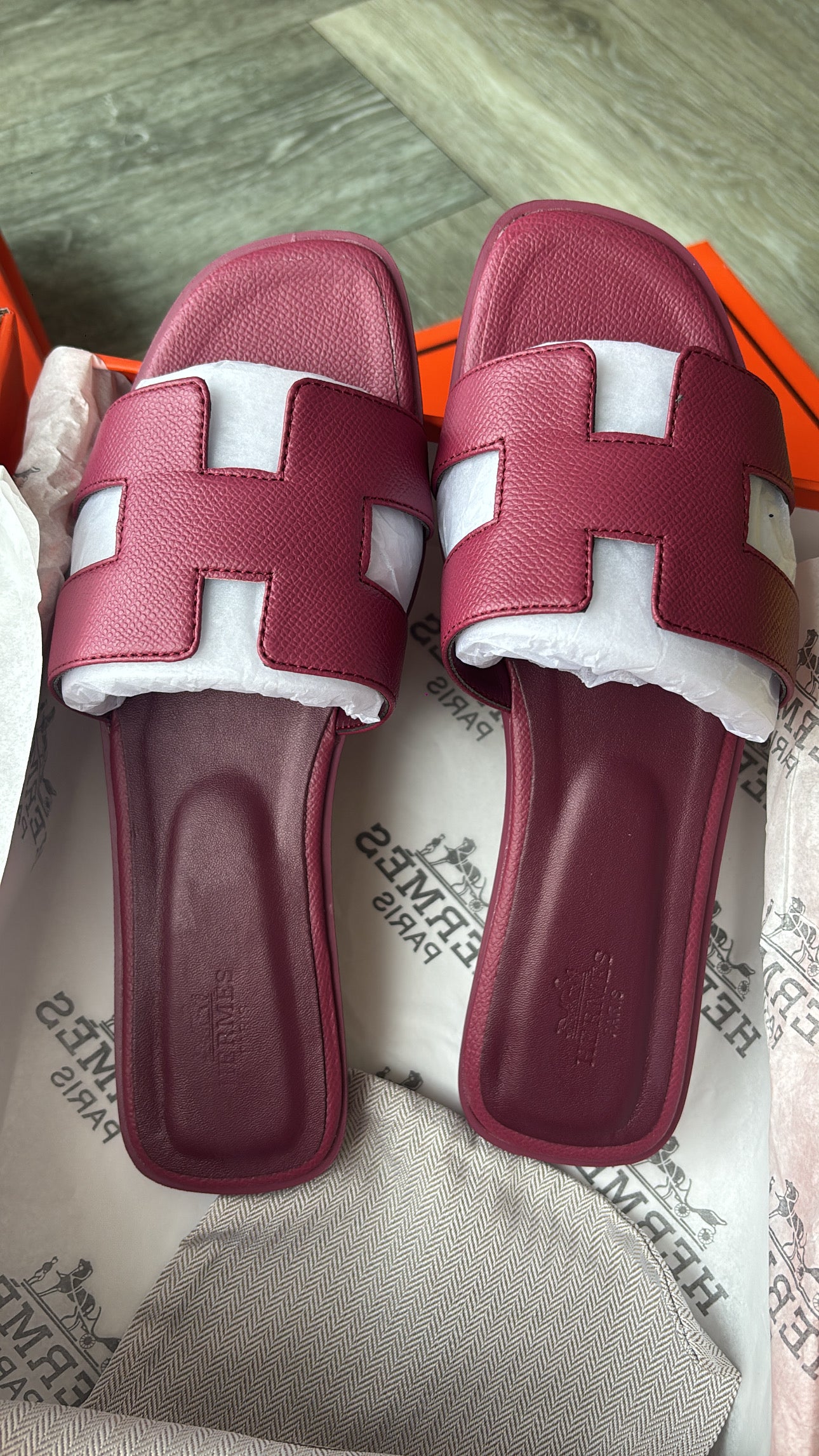 Burgundy H Slidders size 5 comes with box -Rg
