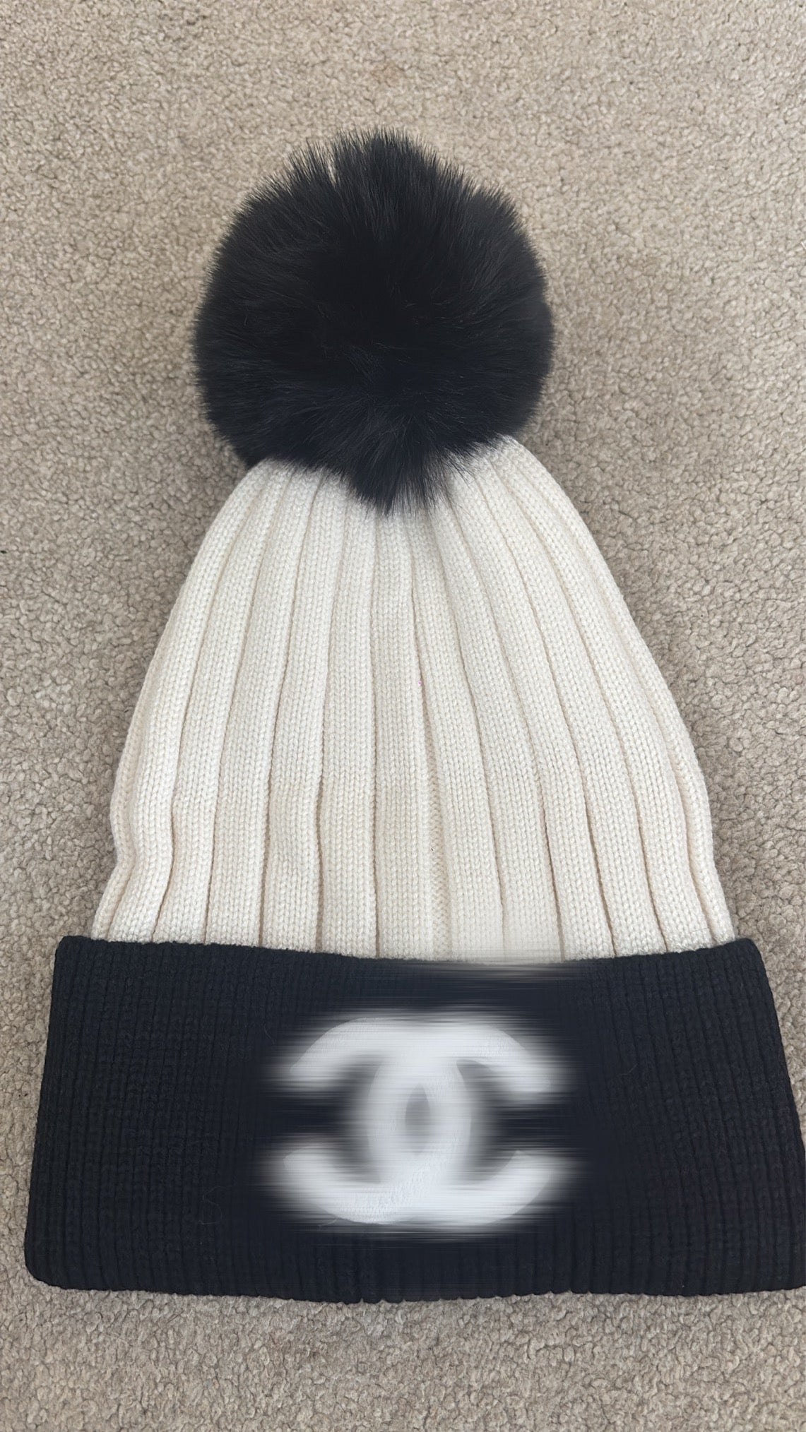 White and black Pom Pom hat -Rg