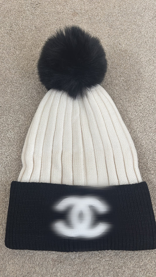 White and black Pom Pom hat -Rg