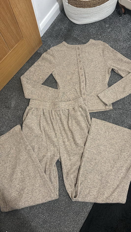 Beige top and trousers set size small pre loved -Rg