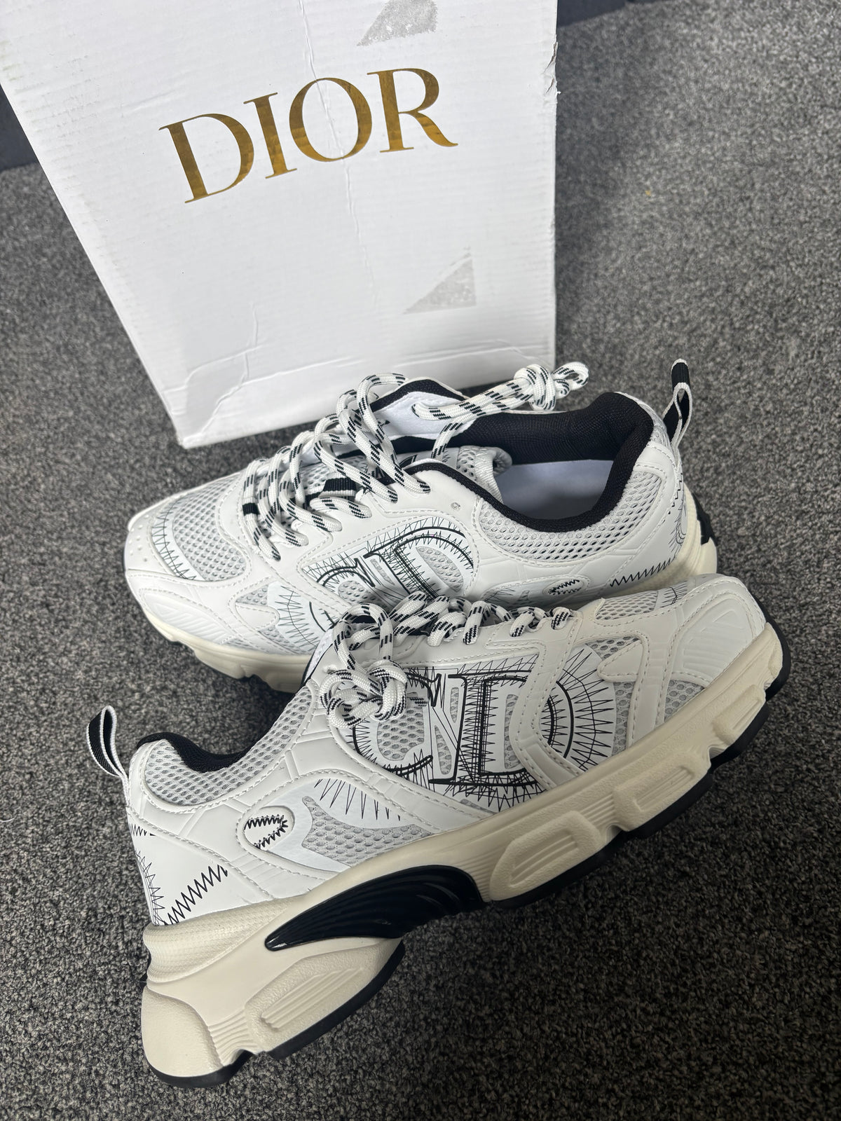 Black and white trainers size 5 comes with box -Rg