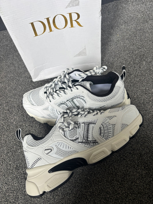 Black and white trainers size 5 comes with box -Rg