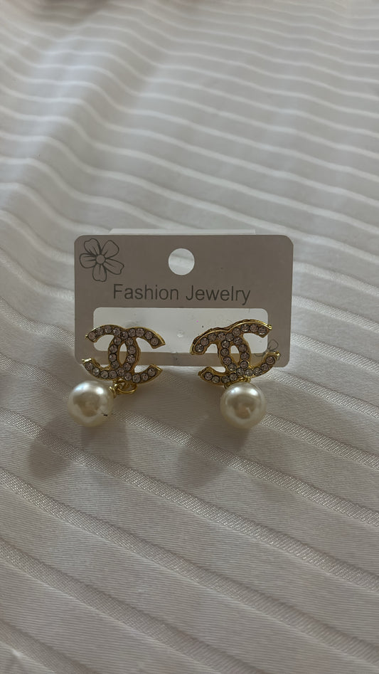 Gold dangling pearl c earrings-Rg
