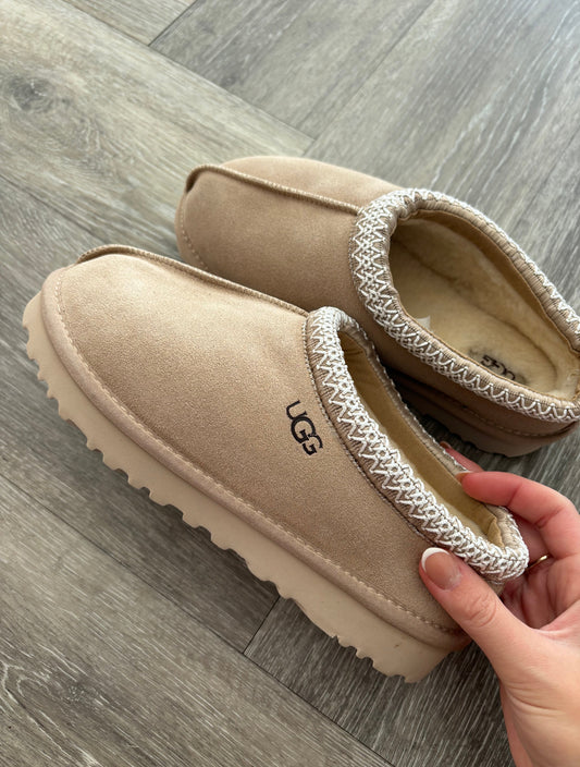 Beige slippers size 5 -Rg
