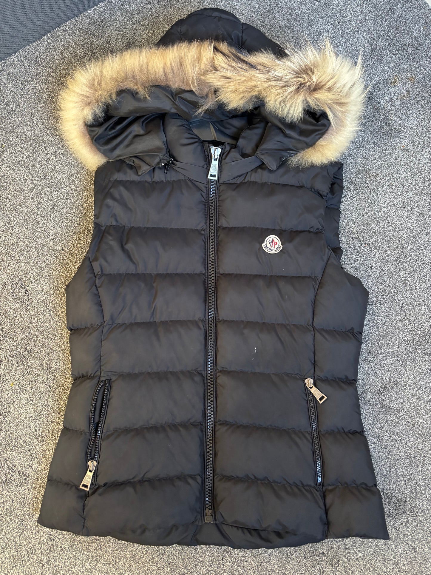 Black m body warmer with fur size XS Pre loved -Rg