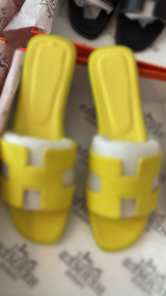 Yellow sliders size 5